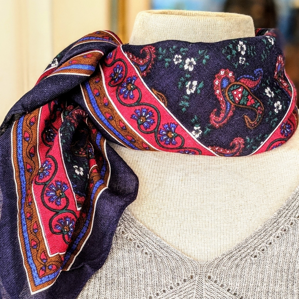 💙 Square Soft Scarf #hundredsofscarves - Picture 3 of 4